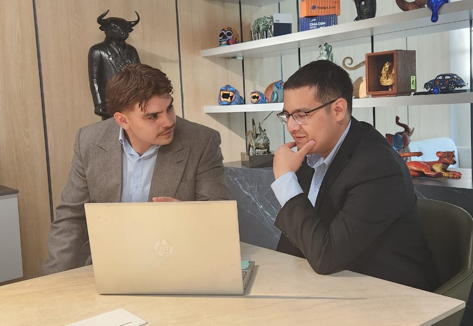 Equipo de CIJE Corporativo trabajando con un cliente